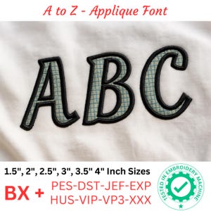 Puede incluir: Fuente de apliques bordada que deletrea "ABC" con un patrón de cuadros en las letras. Las letras están delineadas en negro. El texto "A to Z - Applique Font" está en la parte superior. Los tamaños son 3,8 cm, 5,1 cm, 6,4 cm, 7,6 cm, 8,9 cm y 10,2 cm.