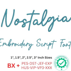 Op de afbeelding: Borduurlettertype "Nostalgia" in blauwe tekst. Het lettertype is beschikbaar in de maten 1, 1,5, 2, 2,5 en 3 inch. De meegeleverde bestandsformaten zijn BX, PES, DST, JEF, EXP, HUS, VIP, VP3 en XXX. Een groen vinkje in een cirkel met de tekst "Getest in borduurmachine" bevindt zich in de rechterbenedenhoek.