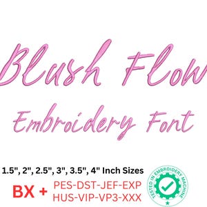 Op de afbeelding: Een digitaal borduurlettertype genaamd "Blush Flow" in roze. De tekst bevat de lettertypenaam en "Embroidery Font". Maten variëren van 3,8 cm tot 10,2 cm. Inclusief BX+ en diverse bestandsformaten.