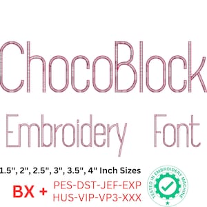 Könnte beinhalten: Auf weißem Hintergrund steht in rosa Schrift der Text "ChocoBlock Embroidery Font". Darunter sind Größen von 3,8 cm bis 10,2 cm und Dateitypen angegeben. Ein grünes Siegel zeigt "Getestet in Stickmaschine".