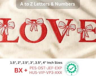 Op de afbeelding: Geborduurd woord "LOVE" in rode draad met witte strikaccenten op een crèmekleurige stof. De letters zijn gestileerd met strikken. De tekst bovenaan luidt "A to Z Letters & Numbers". Beschikbare maten: 3,8 cm, 5,1 cm, 6,4 cm, 7,6 cm, 8,9 cm en 10,2 cm.