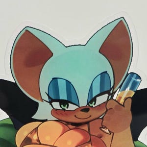 Puede incluir: Una pegatina con un personaje de dibujos animados con forma de murciélago, con pelaje turquesa, orejas marrones y ojos verdes. El personaje sostiene un vaso de líquido ámbar. El personaje lleva una capa negra y una camiseta verde.