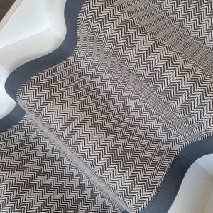 Corredor de escalera de sisal sintético en forma de espiga en blanco y negro con borde gris. ¡Entrega gratis!