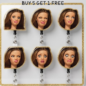 Puede incluir: Seis portatarjetas con la cara de una mujer con diferentes expresiones. Las caras están enmarcadas en purpurina dorada. El texto "BUY 5 GET 1 FREE" está en la parte superior. Cada carrete tiene un cordón retráctil negro y un clip de plástico transparente.