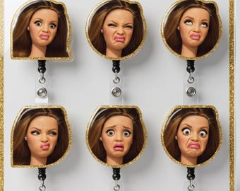 Angewiderte Puppe Abzeichen Reel, lustige Reaktion Mädchen Ausweishalter, freche Haltung einziehbare ID Reel, relatable Meme Arbeit Accessoire