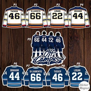 Peut inclure: Ensemble d'autocollants de maillots de hockey. Les autocollants présentent les noms Tucker, Di Laurentis, Logan et Graham, avec les numéros de maillot 46, 66, 22 et 44. Les maillots sont blancs, bleus et dorés. L'image comprend également un autocollant avec le texte "Off Campus".