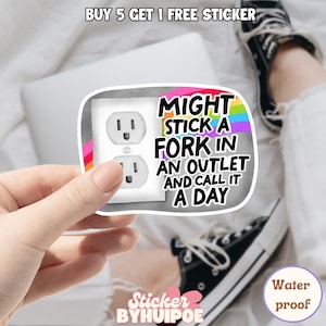 Könnte beinhalten: Ein weißer Aufkleber mit grauem Rand, der eine Illustration einer Steckdose und den Text "MIGHT STICK A FORK IN AN OUTLET AND CALL IT A DAY" zeigt. Der Aufkleber ist wasserfest.