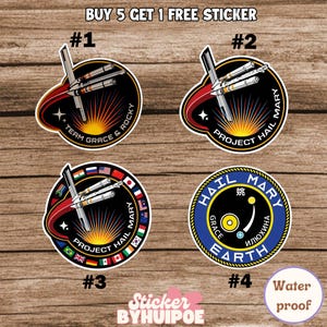 Puede incluir: Juego de tres tazas de cerámica color crema con esmalte moteado. Cada taza presenta un diseño floral pintado a mano en tonos azules, verdes y amarillos. Las tazas tienen una forma simple y redondeada, con asa.