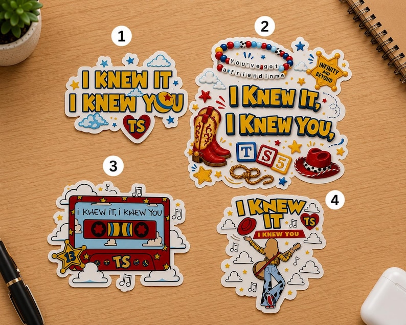 Może przedstawiać: Cztery wycinane naklejki z kolorowymi ilustracjami i tekstem. Naklejka 1 zawiera napis I KNEW IT I KNEW YOU TS. Naklejka 2 przedstawia bransoletkę z koralik&oacute;w, kowbojki, kapelusz oraz tekst, w tym I KNEW IT, I KNEW YOU, TS5 i INFINITY AND BEYOND. Naklejka 3 to czerwona kaseta magnetofonowa z tekstem. Naklejka 4 przedstawia osobę z gitarą i tekst.