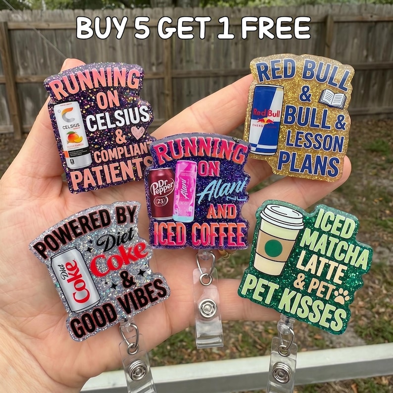 Puede incluir: Una colecci&oacute;n de carretes de insignia brillantes con varios dise&ntilde;os y texto. Los carretes presentan frases como "Running on Celsius", "Powered by Diet Coke" y "Iced Matcha Latte & Pet Kisses". Cada carrete tiene un esquema de color diferente e incluye im&aacute;genes de bebidas.