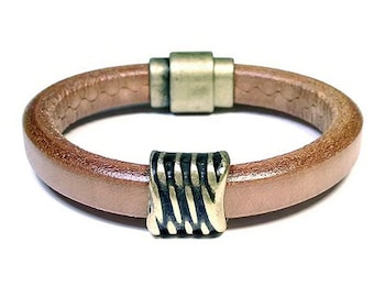 High quality brown leather bracelet with antique gold silver plated zamak magnet clasp and ornament, unisex, elegant, fashion