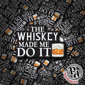 Whisky me obligó a hacerlo, pegatina de alcohol, vinilo impermeable, cita, divertido, personalizado, computadora portátil, hidro, botella de agua, yeti, calcomanía de ventana de coche, bebida