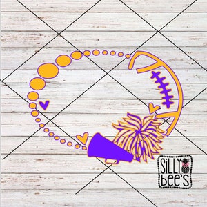 Puede incluir: Un megáfono de animadora morado y amarillo con un pompón y una pelota de fútbol, rodeado de un círculo de puntos amarillos y corazones. El texto "Silly Bee's" está en la esquina inferior derecha.