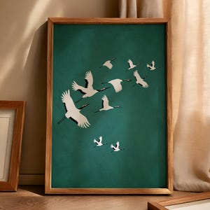 Arte de pared de grullas esmeralda, impresión digital, estilo japonés, póster de pájaro con acento dorado, decoración verde maximalista, obra de arte ecléctica para sala de estar, póster de regalo