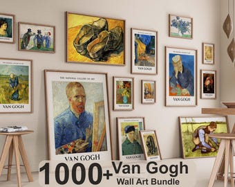 Op de afbeelding: Een verzameling van meer dan 1000 Van Gogh-schilderijen in verschillende stijlen en kleuren, waaronder een zelfportret, een schilderij van zonnebloemen en een schilderij van een paar schoenen. De schilderijen zijn ingelijst en worden tentoongesteld op een witte muur.