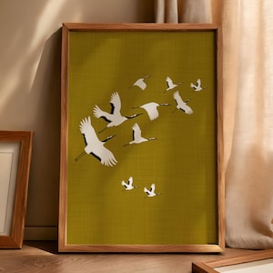 Arte de pared de grullas verde oliva, impresión digital, estilo japonés, póster de pájaro con acento dorado, decoración maximalista, obra de arte ecléctica para sala de estar, póster de regalo