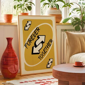 Juntos para siempre jugar carta inversa arte de pared divertido meme póster descarga digital amarillo negro tipografía cultura pop impresión sala de juegos meme deco