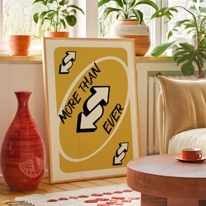 Mais do que nunca, jogue arte de parede de cartas reversas, pôster engraçado de meme, download digital, tipografia amarela e preta, impressão de cultura pop, decoração de sala de jogos, meme
