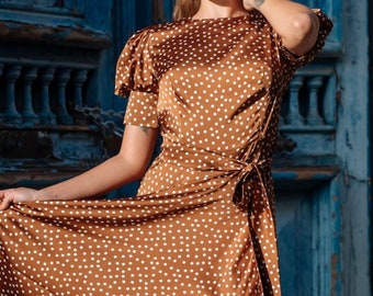 Robe midi marron et blanche à pois et manches bouffantes