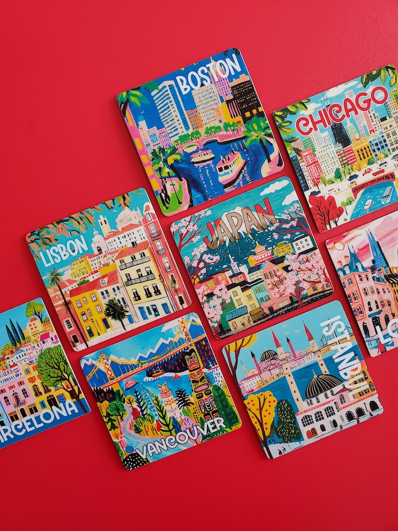 Op de afbeelding: Een verzameling kleurrijke vierkante onderzetters met stadsgezichten. Onderzetters bevatten illustraties van Boston, Chicago, Lissabon, Japan, Barcelona, Vancouver en Istanbul. Elke onderzetter heeft de stadsnaam in een vetgedrukte letter.