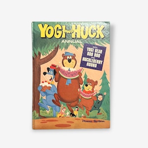 Puede incluir: Una portada de libro vintage del anual de Yogi Bear y Huckleberry Hound con Yogi Bear comiendo una sandía, Huckleberry Hound, Boo Boo Bear y otros personajes. La portada es amarilla con acentos azules y rojos. El texto de la portada dice "Yogi and Huckleberry Hound Annual" y "With Yogi Bear Boo Boo and Huckleberry Hound". La parte inferior de la portada dice "Hanna-Barbera".
