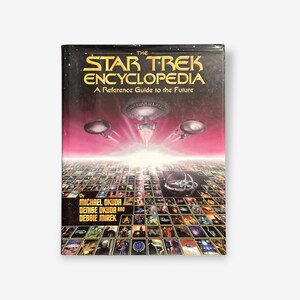 Puede incluir: La Enciclopedia de Star Trek: Una guía de referencia para el futuro, un libro de tapa dura con una portada colorida que presenta una nave espacial y una cuadrícula de imágenes. El libro es de Michael Okuda, Denise Okuda y Debbie Mirek.