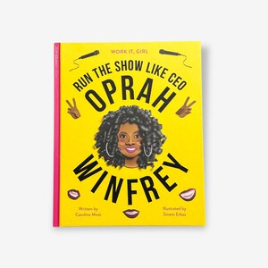 Puede incluir: Un libro infantil con una cubierta amarilla brillante que presenta el texto "RUN THE SHOW LIKE CEO OPRAH WINFREY". La cubierta incluye una ilustración de Oprah Winfrey, micrófonos y signos de paz. El lomo del libro es rosa.