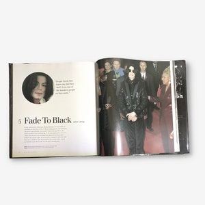 K&ouml;nnte beinhalten: Ein Schwarzwei&szlig;foto von Michael Jackson in einem schwarzen Paillettenjackett und einer schwarzen Hose. Er ist von Menschen umgeben, darunter eine Frau in einem roten Kleid. Die Bildunterschrift lautet "Die Leute denken, sie kennen mich, aber das tun sie nicht. Ich bin einer der einsamsten Menschen auf dieser Erde." und "Fade To Black 2000-2009".