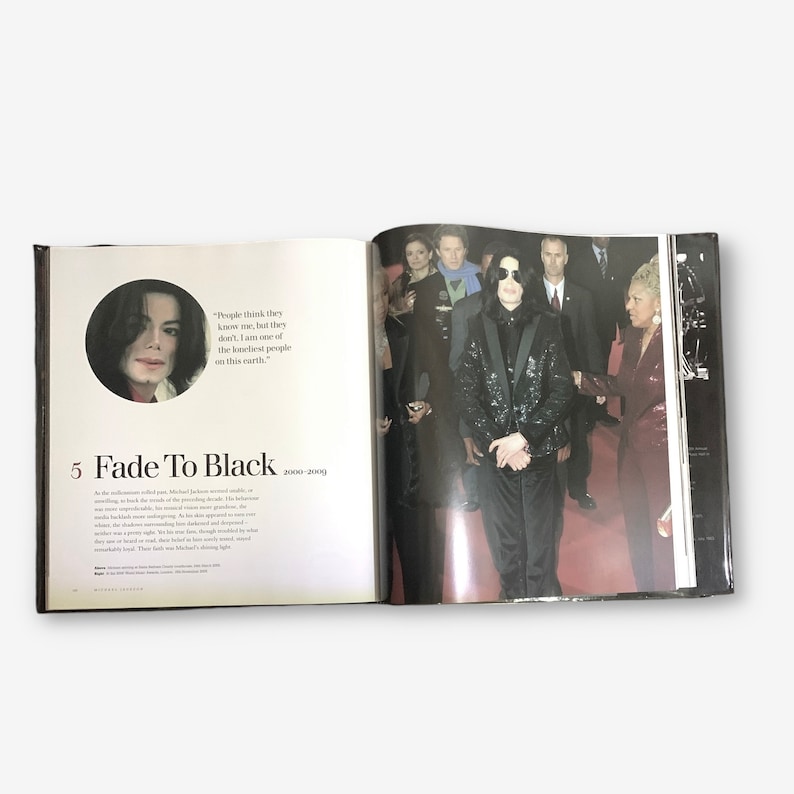 K&ouml;nnte beinhalten: Ein Schwarzwei&szlig;foto von Michael Jackson in einem schwarzen Paillettenjackett und einer schwarzen Hose. Er ist von Menschen umgeben, darunter eine Frau in einem roten Kleid. Die Bildunterschrift lautet "Die Leute denken, sie kennen mich, aber das tun sie nicht. Ich bin einer der einsamsten Menschen auf dieser Erde." und "Fade To Black 2000-2009".