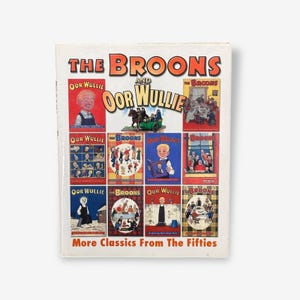 Puede incluir: Una portada de libro vintage con múltiples portadas de cómics. El título "The Broons and Oor Wullie" se muestra prominentemente en rojo y naranja. La portada muestra varias ilustraciones de los años cincuenta, con el texto "More Classics From The Fifties" en la parte inferior.