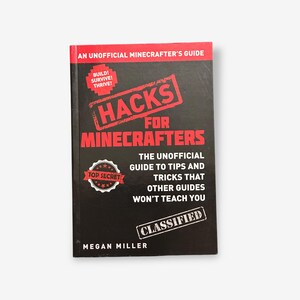 Op de afbeelding: Een zwart boek met een rode titel die "Hacks for Minecrafters: The Unofficial Guide to Tips and Tricks That Other Guides Won't Teach You" luidt. De omslag van het boek heeft ook een rood "Top Secret" zegel en een rood "Classified" stempel.