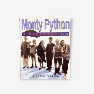 Può includere: La copertina del libro "Monty Python A Celebration" mostra un gruppo di uomini in costume. Il titolo è viola, con il nome dell'autore, Richard Topping, in basso. Lo sfondo è azzurro, con un ombrello nero nell'immagine.