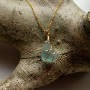 Collar colgante de vidrio marino escocés