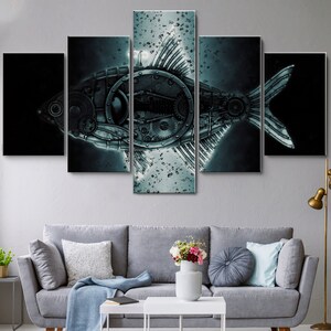 Puede incluir: Un conjunto de cinco impresiones en lienzo que presenta un pez metálico estilizado con engranajes y ruedas dentadas. El pez se representa en un esquema de color azul oscuro y gris, con gotas de agua que lo rodean.