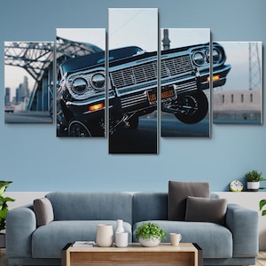 Op de afbeelding: Een zwarte klassieke auto met chroomaccenten en een "Los Angeles" kentekenplaat. De auto staat geparkeerd op een straat met een brug op de achtergrond. De afbeelding is verdeeld in vijf panelen.
