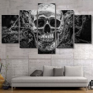 Op de afbeelding: Een zwart-wit canvas print van een menselijke schedel met een gedetailleerde, realistische weergave van de botstructuur. De schedel is geplaatst tegen een donkere, getextureerde achtergrond, wat een dramatisch en griezelig effect creëert.