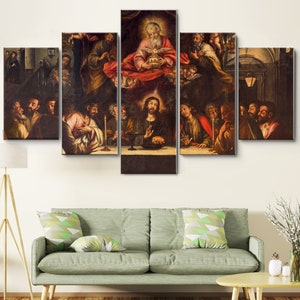 Puede incluir: Una impresión en lienzo de cinco paneles que representa una pintura de Jesucristo y sus discípulos en la Última Cena. La pintura es de estilo tradicional con colores ricos y figuras detalladas. El panel central muestra a Jesús sentado a una mesa con sus discípulos a su alrededor. Los otros paneles muestran escenas de la Última Cena, incluido el momento en que Jesús parte el pan y se lo da a sus discípulos.