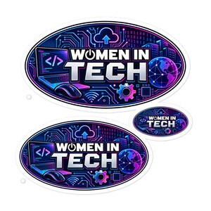 Może przedstawiać: Owalna naklejka z napisem "WOMEN IN TECH" pogrubionymi białymi literami. Tło naklejki przedstawia żywy cyfrowy wzór w odcieniach niebieskiego, fioletowego i różowego, zawierający ikony laptopa, chmury i koła zębatego.