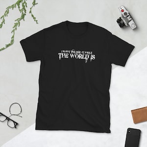 Puede incluir: Camiseta negra con texto blanco que dice "No soy el único culpable, el mundo es".
