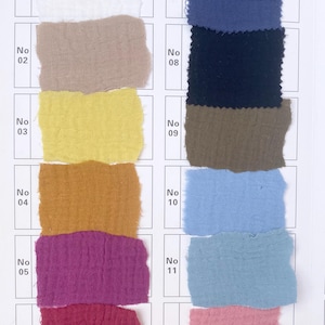 Puede incluir: Tarjeta de muestra con 12 muestras de tela en varios colores. Las muestras est&aacute;n numeradas del 01 al 12. Los colores incluyen blanco, beige, amarillo, naranja, rosa, rojo, azul, negro, marr&oacute;n, azul claro y rosa claro.