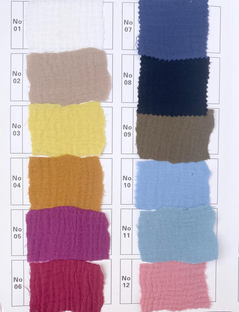 Puede incluir: Tarjeta de muestra con 12 muestras de tela en varios colores. Las muestras est&aacute;n numeradas del 01 al 12. Los colores incluyen blanco, beige, amarillo, naranja, rosa, rojo, azul, negro, marr&oacute;n, azul claro y rosa claro.