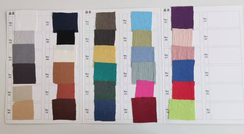 Pode incluir: Um livro de amostras de tecido com 36 amostras de cores diferentes. As amostras est&atilde;o dispostas em linhas e colunas, com cada amostra etiquetada com um n&uacute;mero. O livro &eacute; intitulado "色卡" em caracteres chineses.