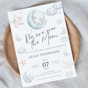 Puede incluir: Una invitaci&oacute;n a una fiesta de bienvenida al beb&eacute; con una luna y estrellas de acuarela azul y blanca. El texto dice "We are over the moon" e incluye el nombre "Leila Thompson" y la fecha "Sept 07 20XX".