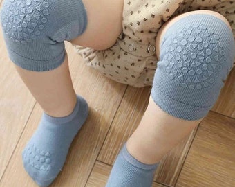 Genouillères et chaussettes pour bébé en bleu foncé, protection des genoux pour ramper, chaussettes avec picots en silicone antidérapants, genouillères et aide à ramper