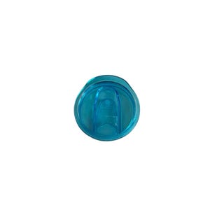 Op de afbeelding: Een transparante, turquoise plastic deksel, waarschijnlijk voor een reisbeker of tumbler. De deksel is rond met een centrale opening en een geribbeld ontwerp voor grip. De deksel is ontworpen om stevig op een beker te passen.