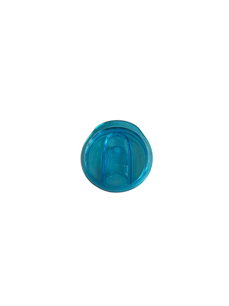 Op de afbeelding: Een transparante, turquoise plastic deksel, waarschijnlijk voor een reisbeker of tumbler. De deksel is rond met een centrale opening en een geribbeld ontwerp voor grip. De deksel is ontworpen om stevig op een beker te passen.