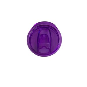 Op de afbeelding: Een doorschijnend paars tumblerdeksel met een schuifsluiting. Het deksel is cirkelvormig met een verzonken gedeelte voor de drinktuit. Het plastic deksel is ontworpen om op een tumbler van standaardformaat te passen.