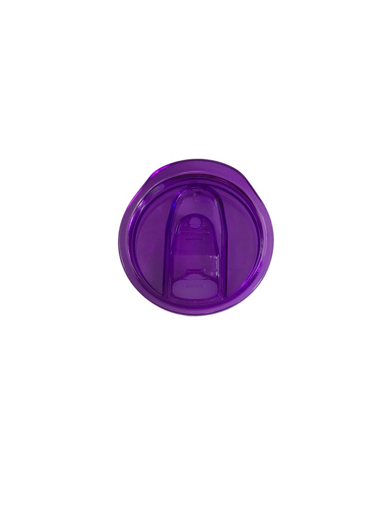 Op de afbeelding: Een doorschijnend paars tumblerdeksel met een schuifsluiting. Het deksel is cirkelvormig met een verzonken gedeelte voor de drinktuit. Het plastic deksel is ontworpen om op een tumbler van standaardformaat te passen.