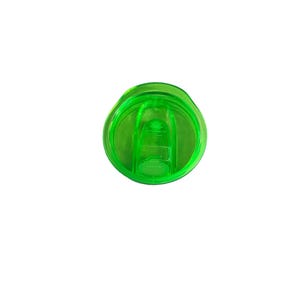 Op de afbeelding: Een transparante groene plastic deksel voor een beker of reismok. De deksel heeft een cirkelvormig ontwerp met een verhoogd midden en een schuifmechanisme om de drinktuit te openen en te sluiten. De deksel is ontworpen om morsen te voorkomen.