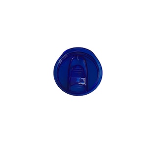 Op de afbeelding: Een bovenaanzicht van een diepblauwe plastic bekerdeksel. De deksel is rond met een schuifsluiting en een kleine opening om uit te drinken. De deksel is gemaakt van duurzaam kunststof.
